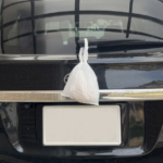 ぶら下げないで！“リアワイパーにビニール袋”落ちたらいろいろヤバい。その訳とは…