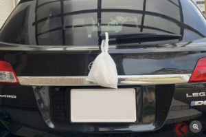 ぶら下げないで!“リアワイパーにビニール袋”落ちたらいろいろヤバい。その訳とは…