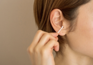 耳あかチェック！あなたは“ベタベタ？カサカサ？”ワキガ体質との関連性は？