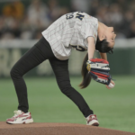 【侍ジャパン始球式】荒川静香『イナバウアー』投法