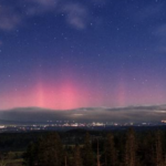 北海道で低緯度オーロラ観測、神秘的な赤いカーテンに感動（画像あり）