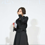 杉咲花、サプライズに大粒の涙！舞台挨拶で感動の瞬間